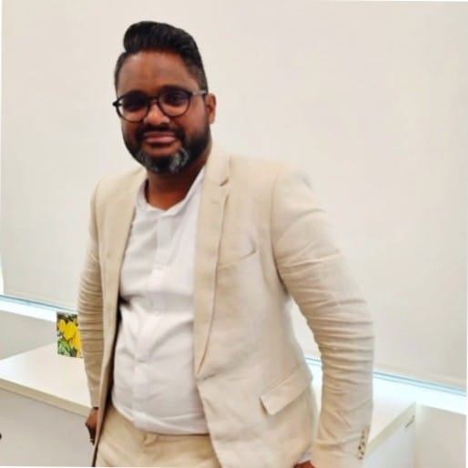 <a href="https://www.linkedin.com/in/yogen-pillay-murday-plc-associate-mba-6859ba73/?originalSubdomain=mu" target="_blank" Style="color:white" >Yogen Murday  <i class="fab fa-linkedin" style="font-size: 16px; vertical-align: middle; color:white"></i></a> 